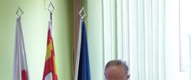 Starosta Powiatu Proszowickiego przy mównicy przedstawia zgromadzonym sprawozdanie z wykonania uchwał Rady Powiatu oraz z działalności Zarządu Powiatu w okresie pomiędzy sesjami