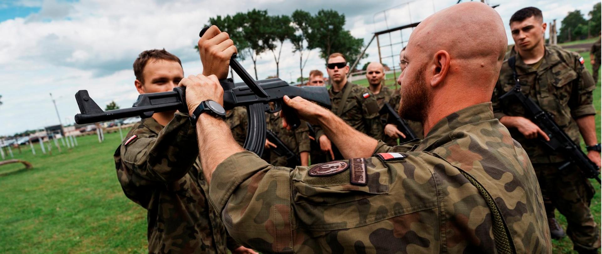 04.08.2023 Ciechanów
5 Mazowiecka Brygada Obrony Terytorialnej.
Kurs doskonalący z walki wręcz dla żołnierzy WOT i żołnierzy Wojskowej Akademii Technicznej.
Fot. DWOT