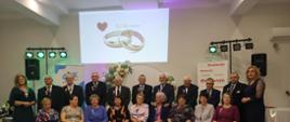 ZŁOTY JUBILEUSZ PAR MAŁŻEŃSKICH - JUBILACI WRAZ Z PANIĄ WÓJT ORAZ Z-CĄ KIEROWNIKA URZĘDU STANU CYWILNEGO PANIĄ EWELINĄ GROTKOWSKĄ