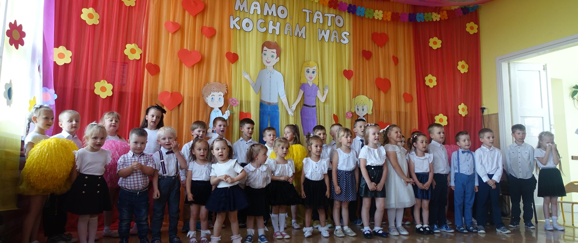 Przedszkolaki śpiewają piosenkę dla Mamy i Taty.