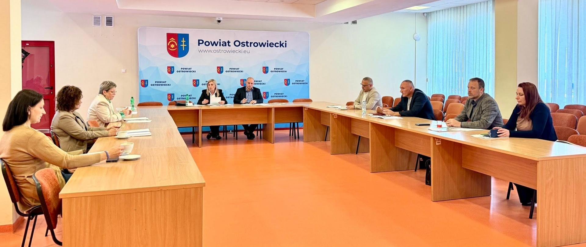 O POWIATOWYM RYNKU PRACY I JEGO POTRZEBACH