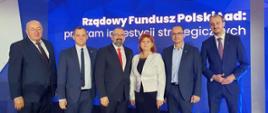 Starosta Przasnyski, Burmistrz Przasnysza i Wójtowie gmin powiatu Przasnyskiego podczas ogłoszenia wyników naboru pierwszej edycji Polskiego Ładu. Od lewej Wójt Gminy Krzynowłoga Mała Jerzy Humięcki, Wójt Gminy Krasne Michał Szczepański, Starosta Przasnyski Krzysztof Bieńkowski, Wójt Gminy Przasnysz Grażyna Wróblewska, Wójt Gminy Jednorożec Krzysztof Iwulski, Burmistrz Przasnysza Łukasz Chrostowski.
