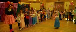 Przebrane dzieci uczestniczą w tanecznym korowodzie