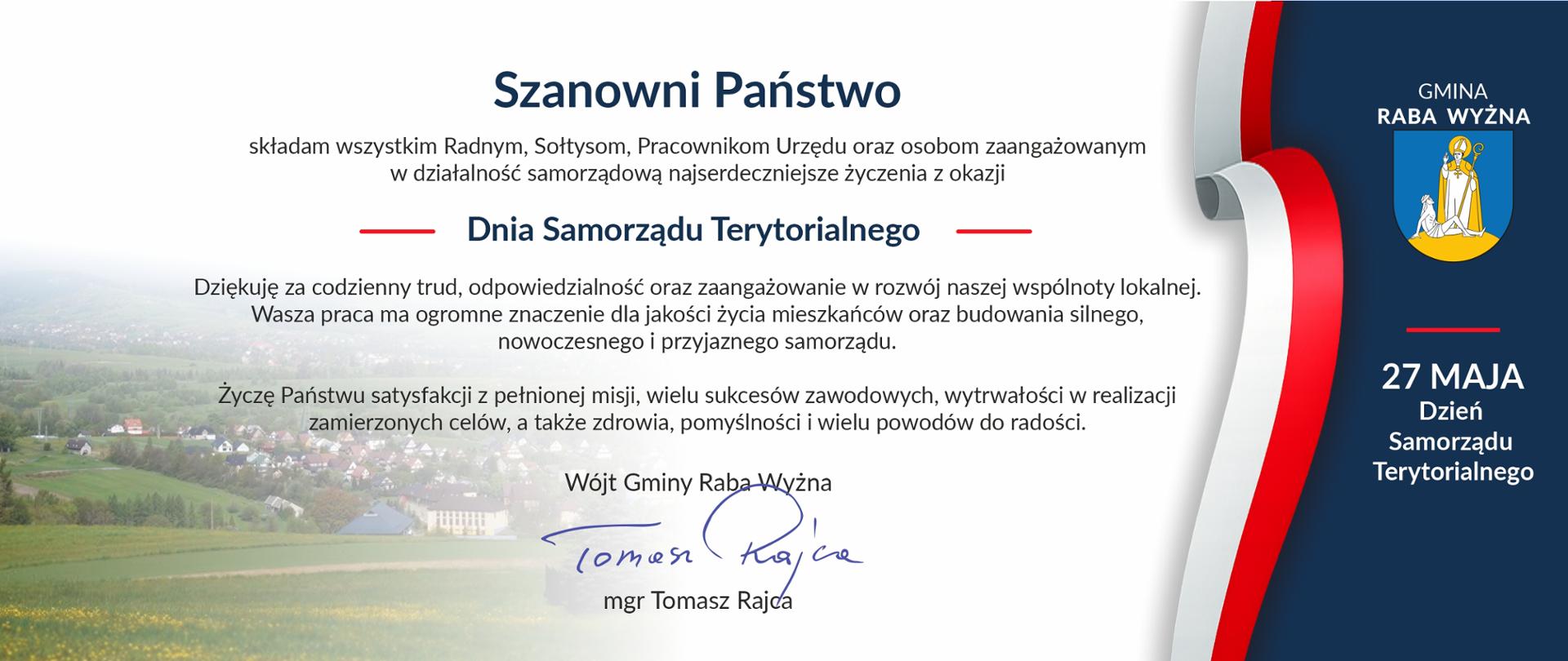 Plakat z życzeniami na 27 maja - Dzień Samorządu Terytorialnego. Po prawej flaga polski i granatowe tło na którym znajduje się herb. w lewym dolnym roku widoki.