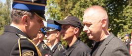 Moment wręczenia nagród i odznaczeń strażakom i osobom nominowanym do nagrody 