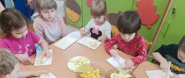 Dzieci w trakcie krojenia owoców
