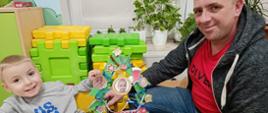 Rodzice wraz dziećmi prezentują efekty prac