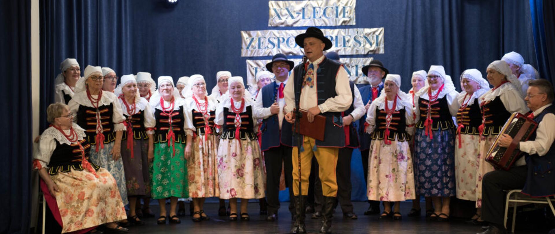 Artyści w śląskich strojach na granatowej scenie