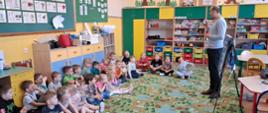 Przedszkolaki podczas warsztatów fotograficznych 
