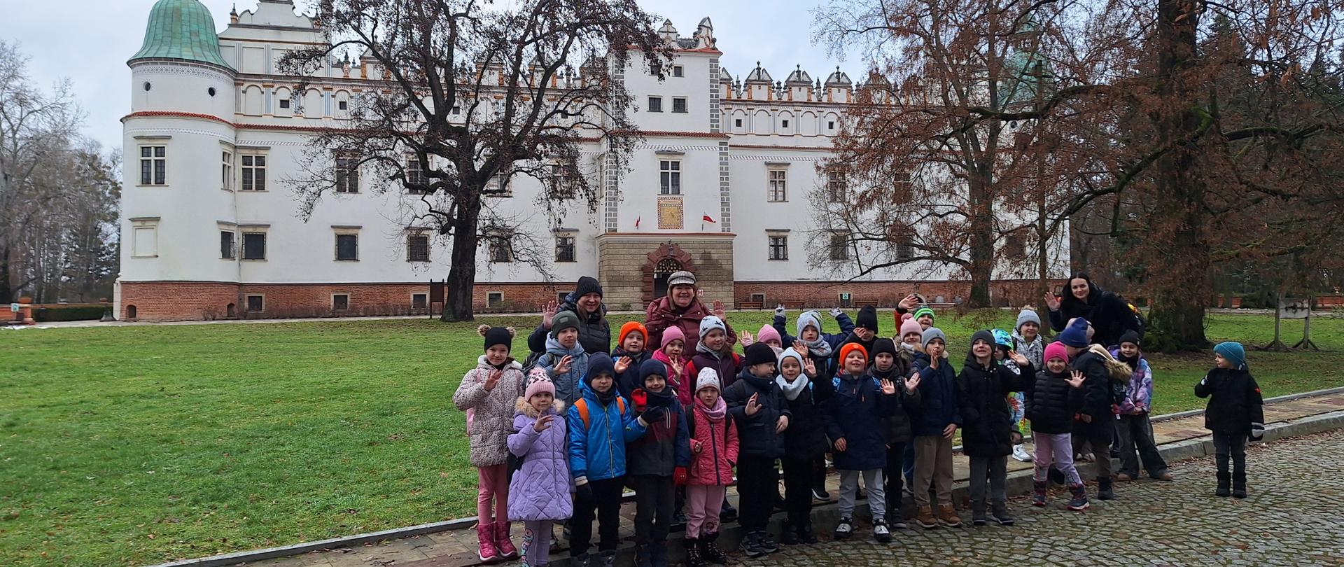 Zdjęcie pamiątkowe przed zamkiem 