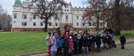 Zdjęcie pamiątkowe przed zamkiem 
