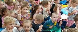 Dzieci oglądają sztukę teatralną z udziałem aktorów