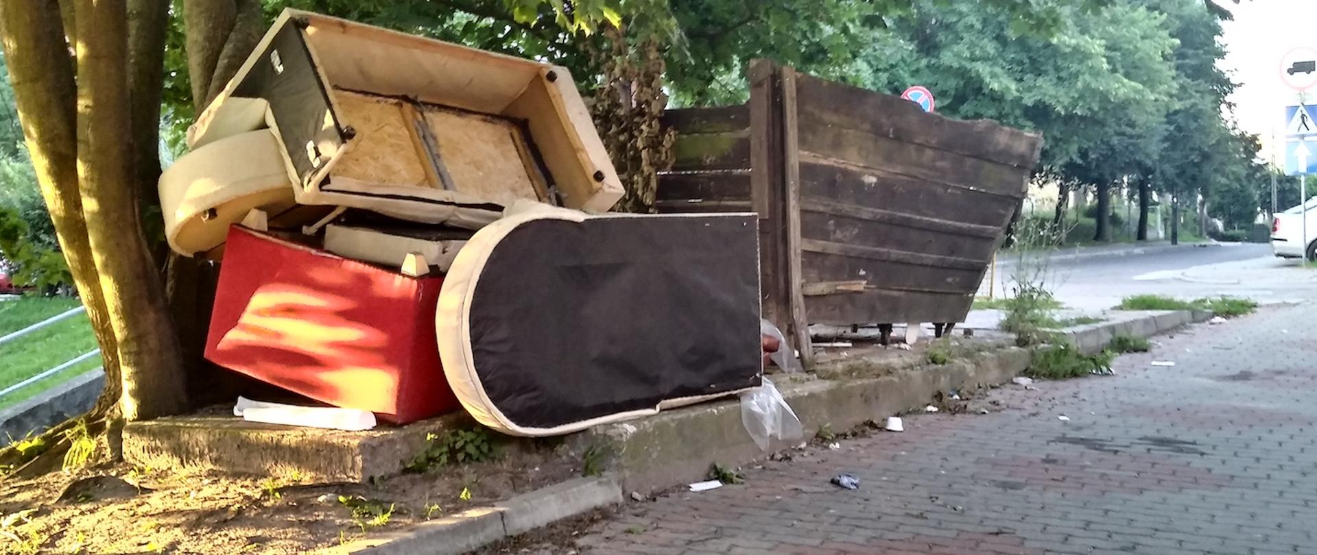 stara kanapa, stary fotel, odpady wielkogabarytowe