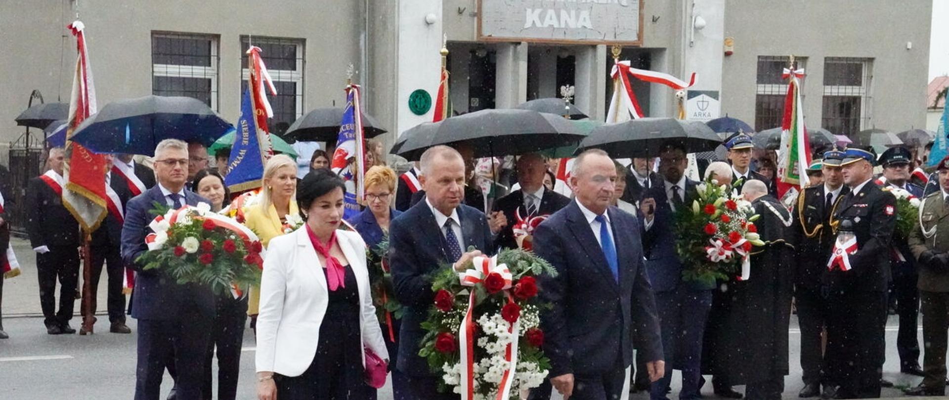 Zdjęcie starosty z wieńcem
