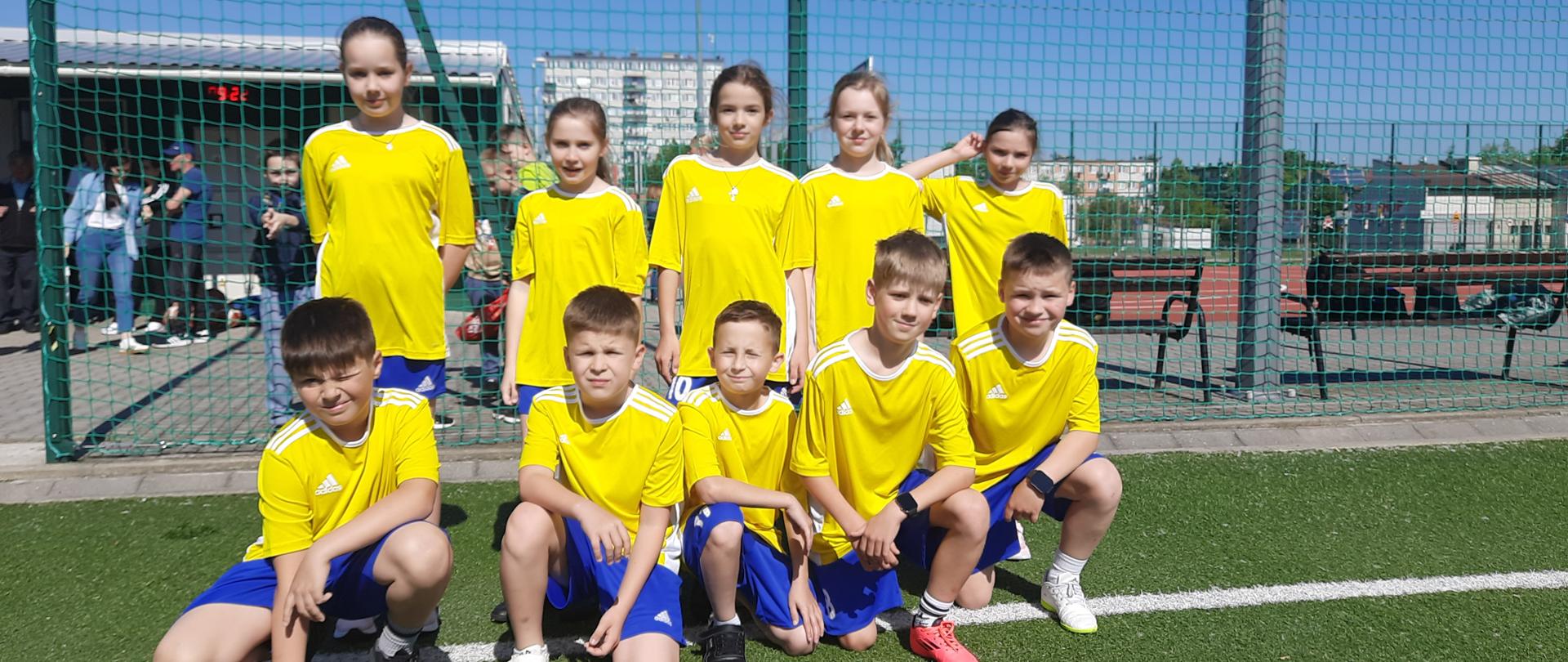 Zawodnicy z klas 3a i 3b ubrani w sportowe stroje.