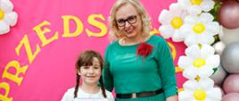 Dyrektor Ewelina Dorota Durzyńska pozuje do zdjęcia z absolwentami przedszkola