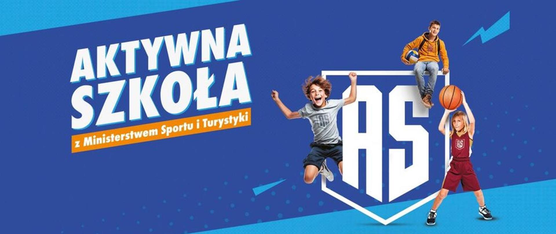 niebieskie tło z lewej strony biały napis aktywna szkoła z prawej strony troje dzieci jeden chłopiec skacze dziewczynka rzuca piłką a trzeci chłopiec siedzi z piłką w ręku 