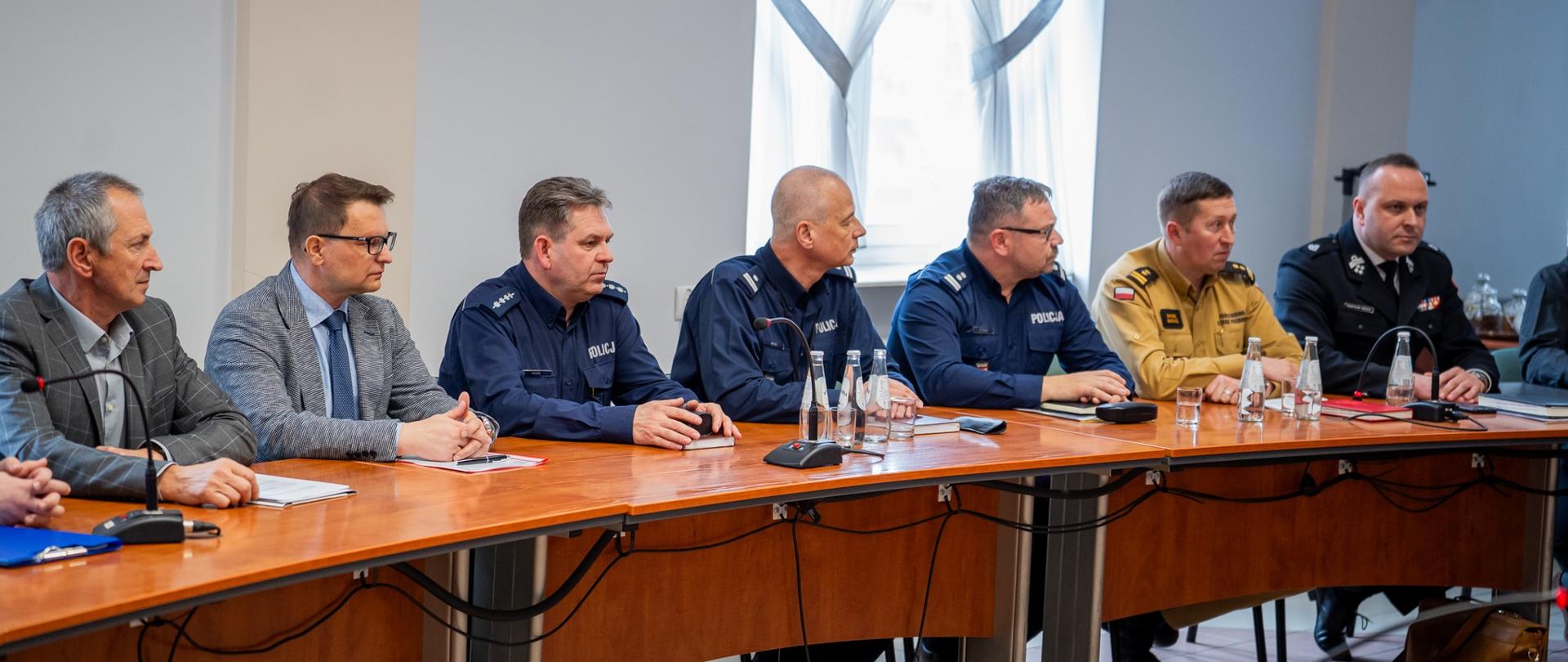Spotkanie poświęcone było podsumowaniu działań służb oraz kompleksowej ocenie stanu bezpieczeństwa na terenie powiatu gorlickiego.