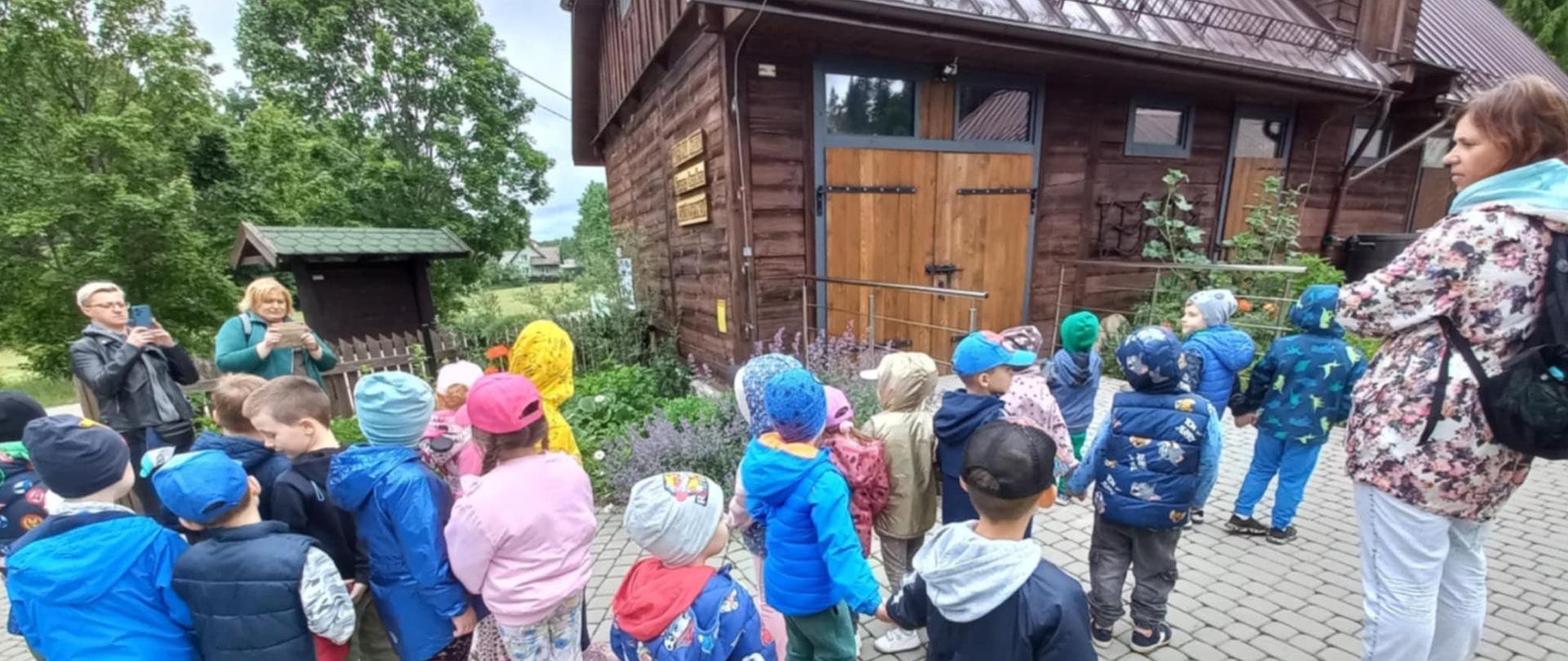 Wycieczka przedszkolaków ze Szkoły Podstawowej im. Jana Pawła II w Żarnowie