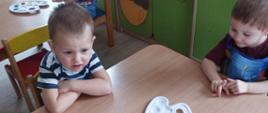 Dzieci siedzą w ławkach, za chwilę zaczniemy malowanie