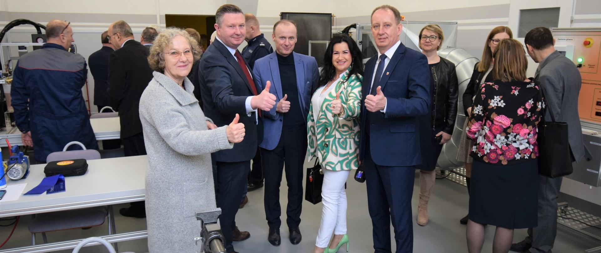 Zadowoleni uczestnicy otwarcia pracowni OZE
