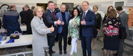 Zadowoleni uczestnicy otwarcia pracowni OZE

