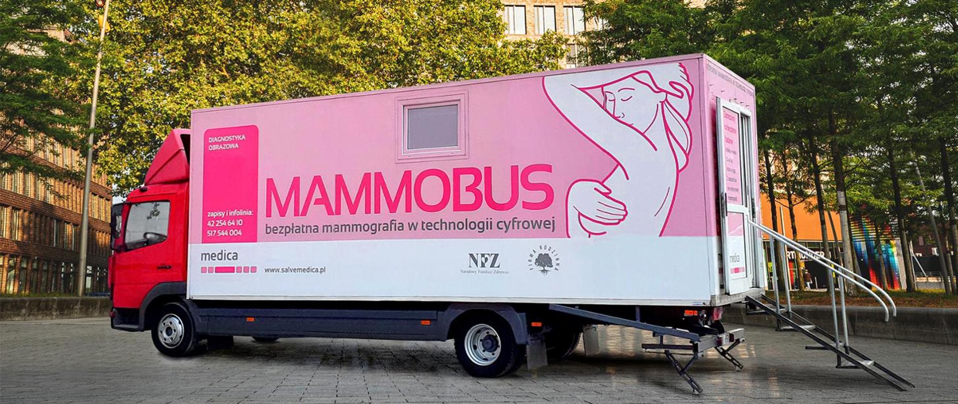 zdjęcie mammobusu, w tle drzewa oraz budynki