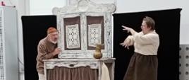 Dzieci oglądają sztukę teatralną z udziałem aktorów