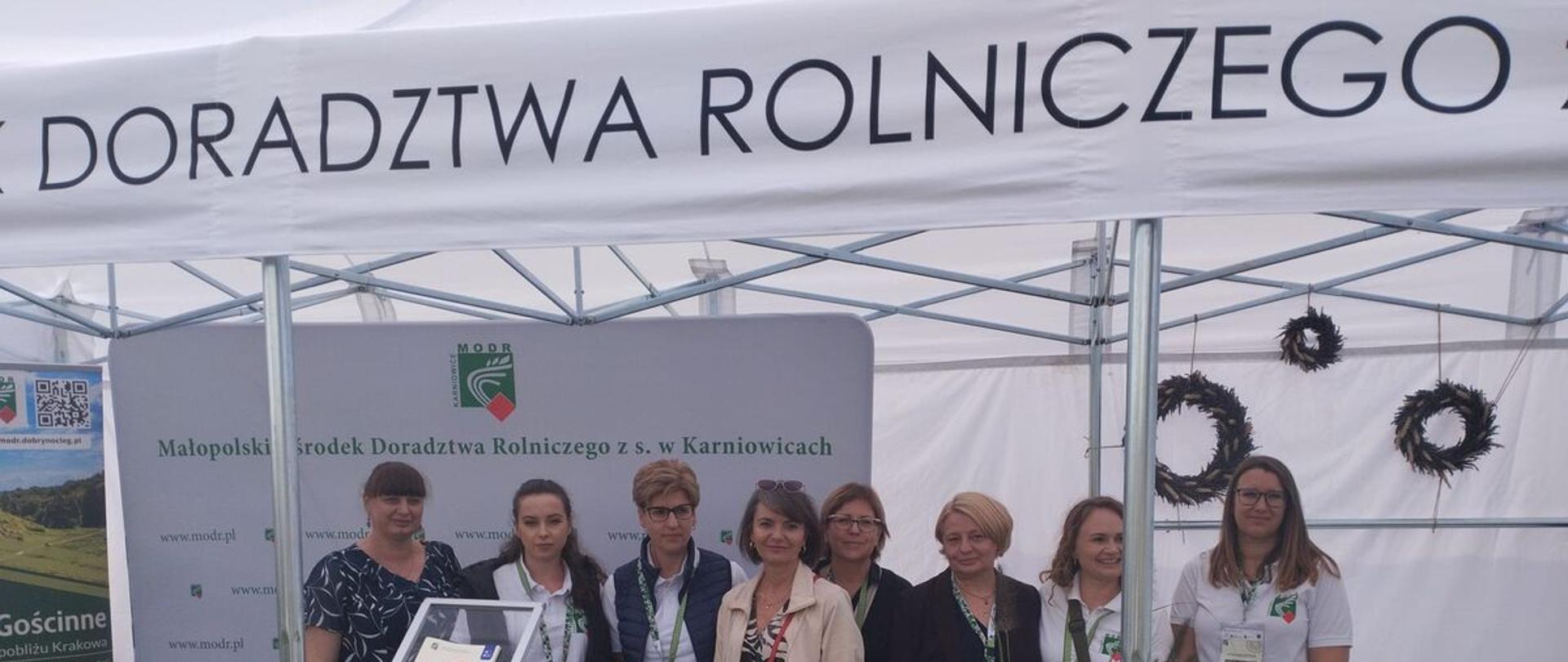 Zdjęcie przedstawia reprezentacje Małopolskiego środka Doradztwa Rolniczego z siedzibą w Karniowicach