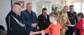 Laureaci turnieju odbierają nagrody oraz gratulacje od przedstawicieli jury turnieju, starosty łosickiego, komendanta PPSP w Łosicach oraz prezesa ZOSPRP