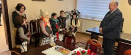 Dzieci ze Stowarzyszenia Z Przytupem w Urzędzie Gminy składające życzenia świąteczne Wójtowi Andrzejowi Dziwiszowi