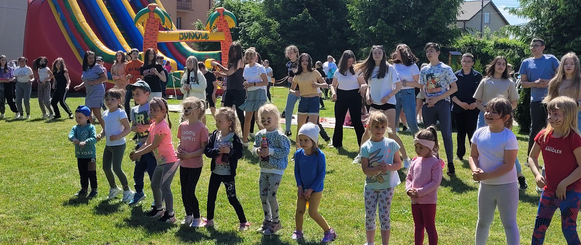 Wspólne tańce uczniów ZSZ Repki