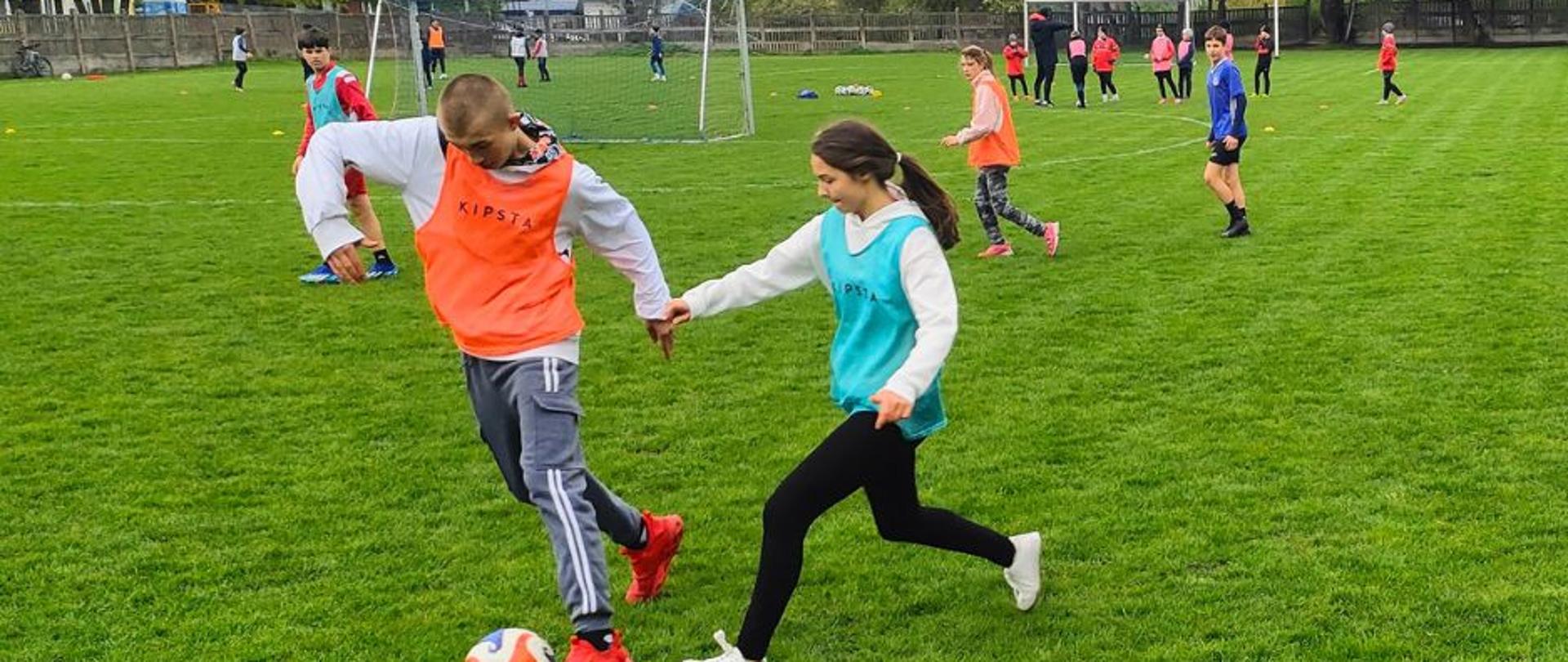 Uczniowie SOSW grają w piłkę nożną