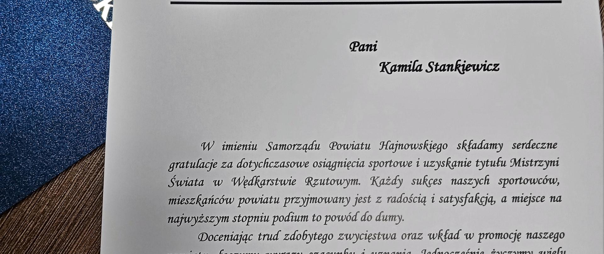 Gratulacje przekazane Kamili, podpisane przez Starostę i Przewodniczącego Rady Powiatu
