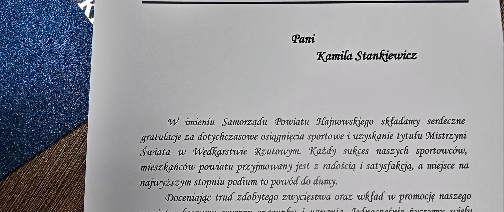 Gratulacje przekazane Kamili, podpisane przez Starostę i Przewodniczącego Rady Powiatu