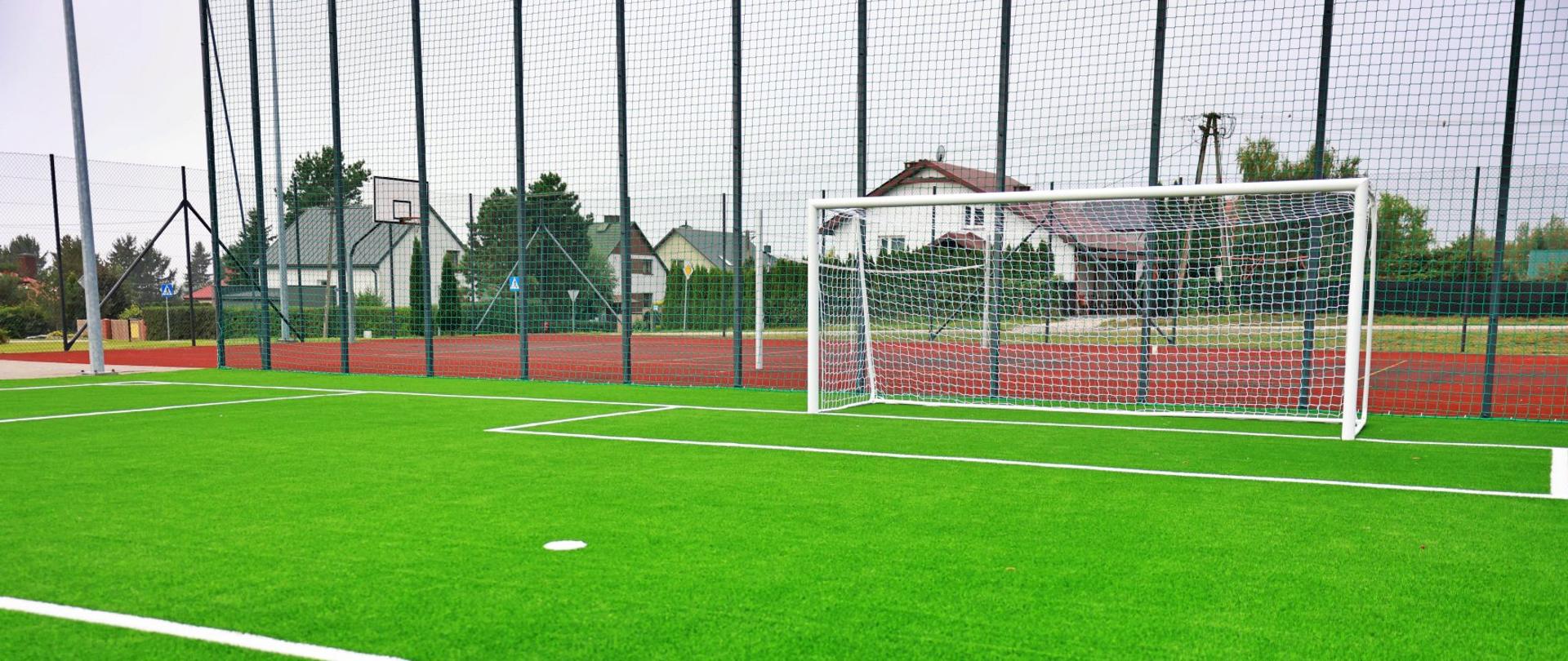 komisja odbiorowa podczas odbioru modernizacji boiska sportowego