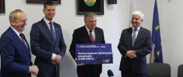 Poszczególni samorządowcy z terenu Powiatu Hajnowskiego odbierają promesy
