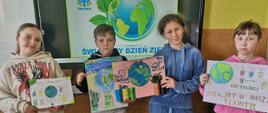 Uczniowie prezentują swoje plakaty
