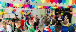 Dzieci z przedszkola bawią się na balu karnawałowym