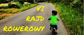 Grafika promująca VI Rajd Rowerowy. Dziecko w zielonej koszulce jedzie rowerem asfaltową drogą otoczoną zielenią. Po lewej stronie widoczny żółty napis „VI Rajd Rowerowy”.