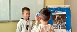 Uczniowie klas I-III podczas warsztatów fotograficznych.