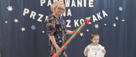 Pasowanie na przedszkolaka z udziałem dzieci i Pani Dyrektor.