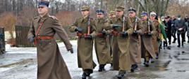 Na zdjęciu przemarsz grupy rekonstrukcyjnej w pełnym wyposażeniu. Mundury pochodzą z okresu drugiej wojny światowej. 