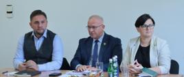 Posiedzenie Powiatowego Zespołu Zarządzania Kryzysowego - uczestnicy w trakcie posiedzenia