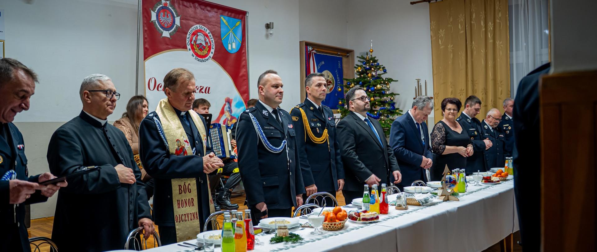 Uroczysta część spotkania opłatkowego strażaków ochotników z gminy Moszczenica, z udziałem przedstawicieli władz samorządowych, parlamentarnych oraz służb pożarniczych