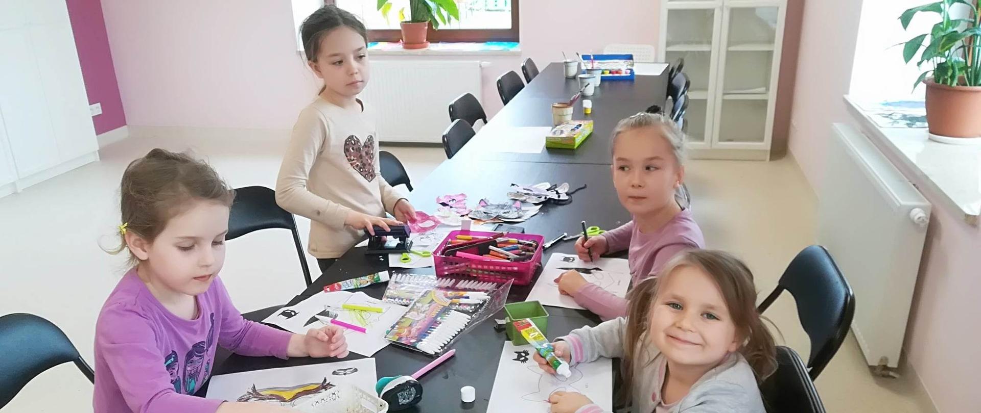 Dzieci podczas zajęć organizowanych w ramach ferii zimowych