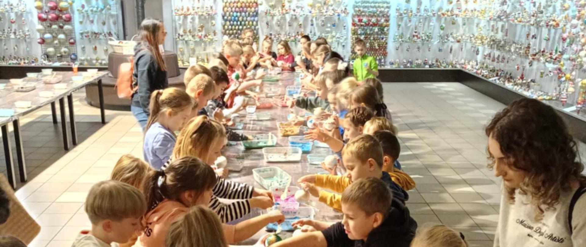 Wycieczka klas 1-3 do Muzeum Bombki Choinkowej w Nowej Dębie