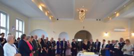 Sala z jubilatami i tortem
