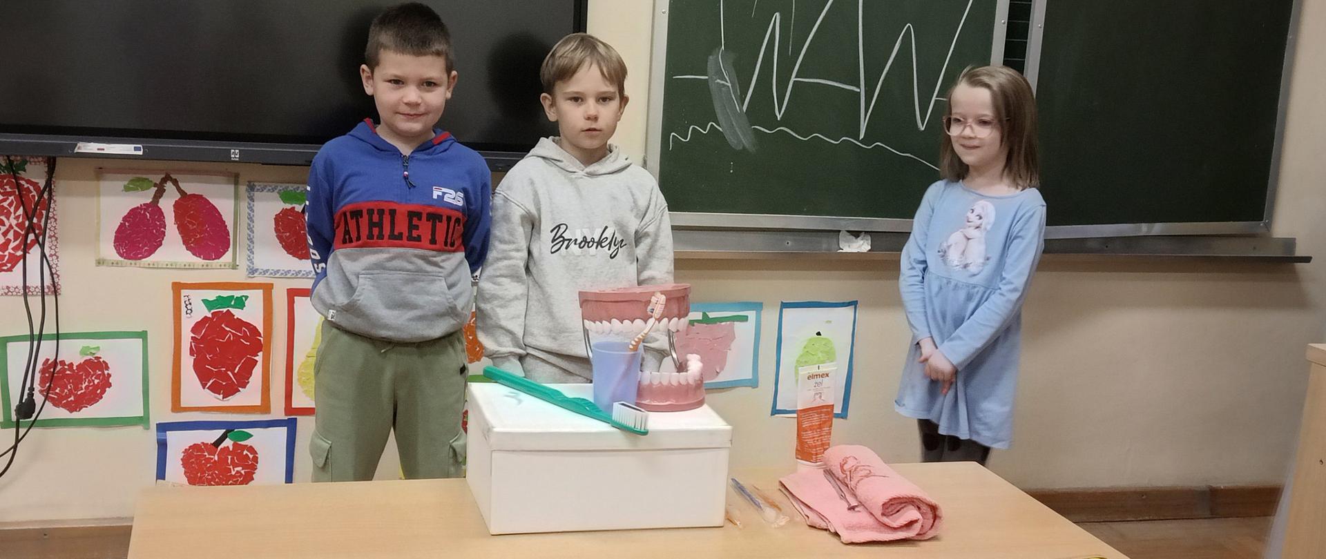 Uczniowie i przedmioty związane z higieną jamy ustnej.