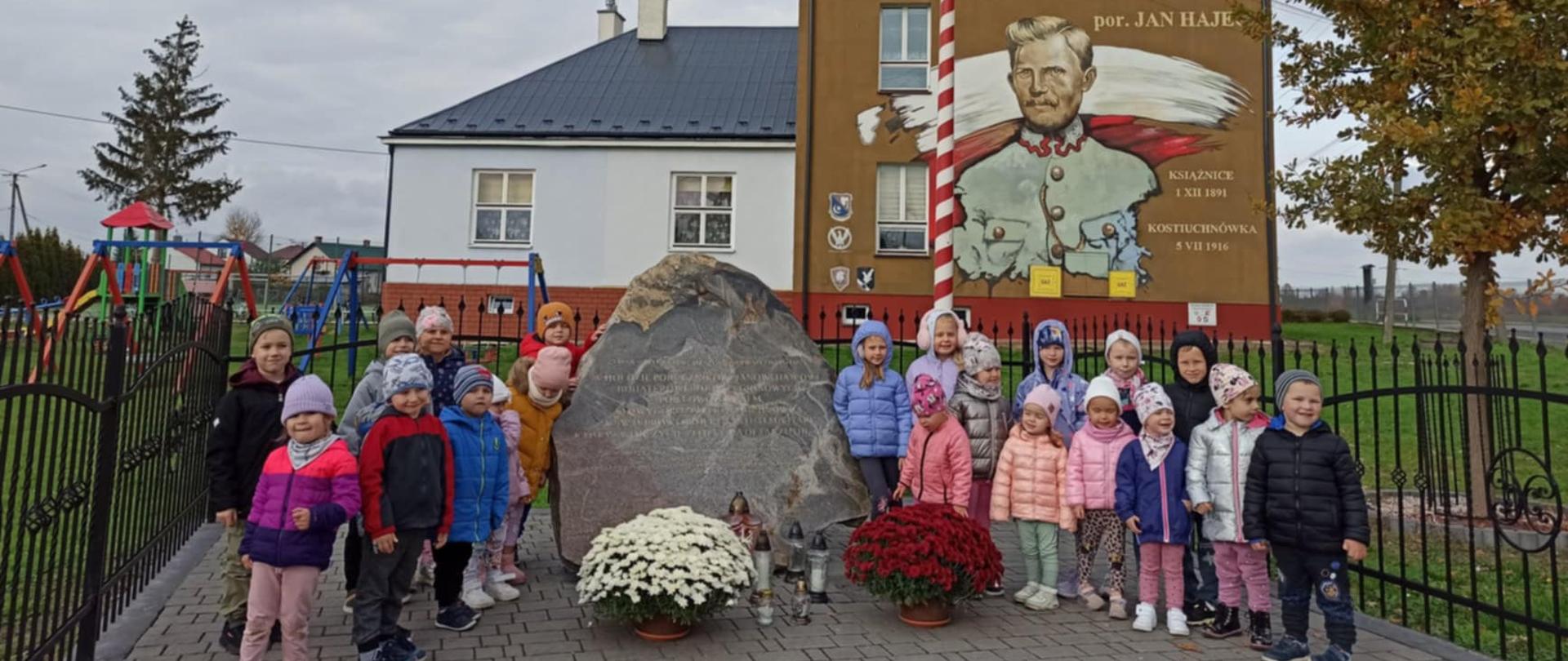 Przedszkolaki przy kamieniu upamiętniającym por. Jana Hajca